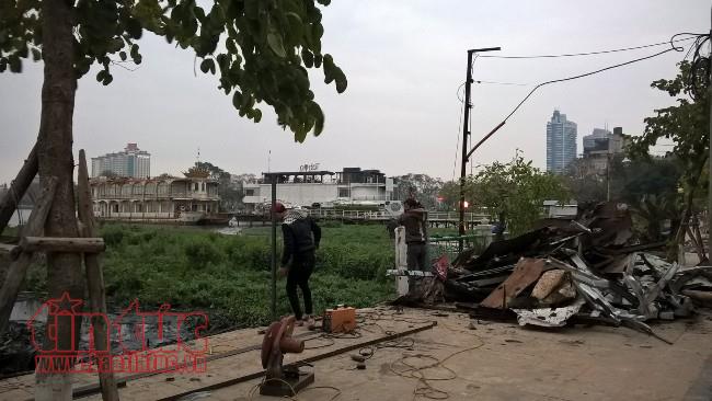 Ngày 24/2, tiếp tục cưỡng chế phá dỡ nhà nổi, du thuyền trên Hồ Tây ảnh 1